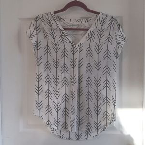Stitch Fix - Fun 2 Fun Lillian V-Neck Blouse - White and Black Pattern